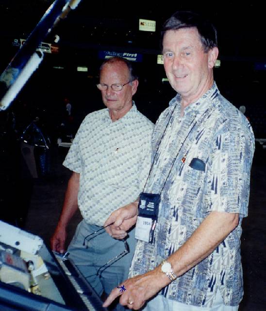 Setting up the old Jukebox.  
Harvey Wipp & John Cottrell :: Click image to download full-sized image