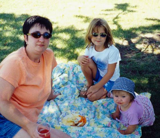 Terri Marshall and two daughters :: Click image to download full-sized image